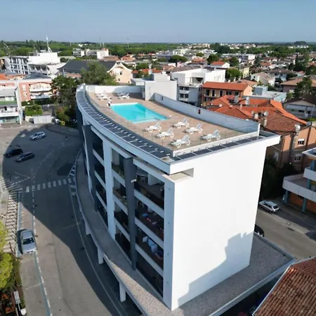 Prime Location Flat With Rooftop Pool Apartment *