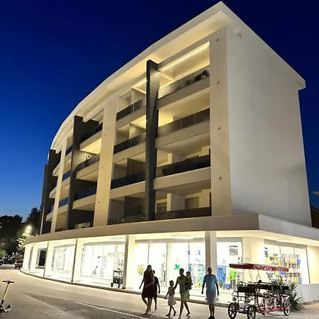 Prime Location Flat With Rooftop Pool